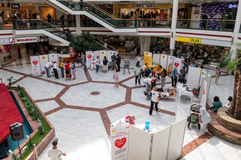 Movent.AI t-shirt presentation on stage